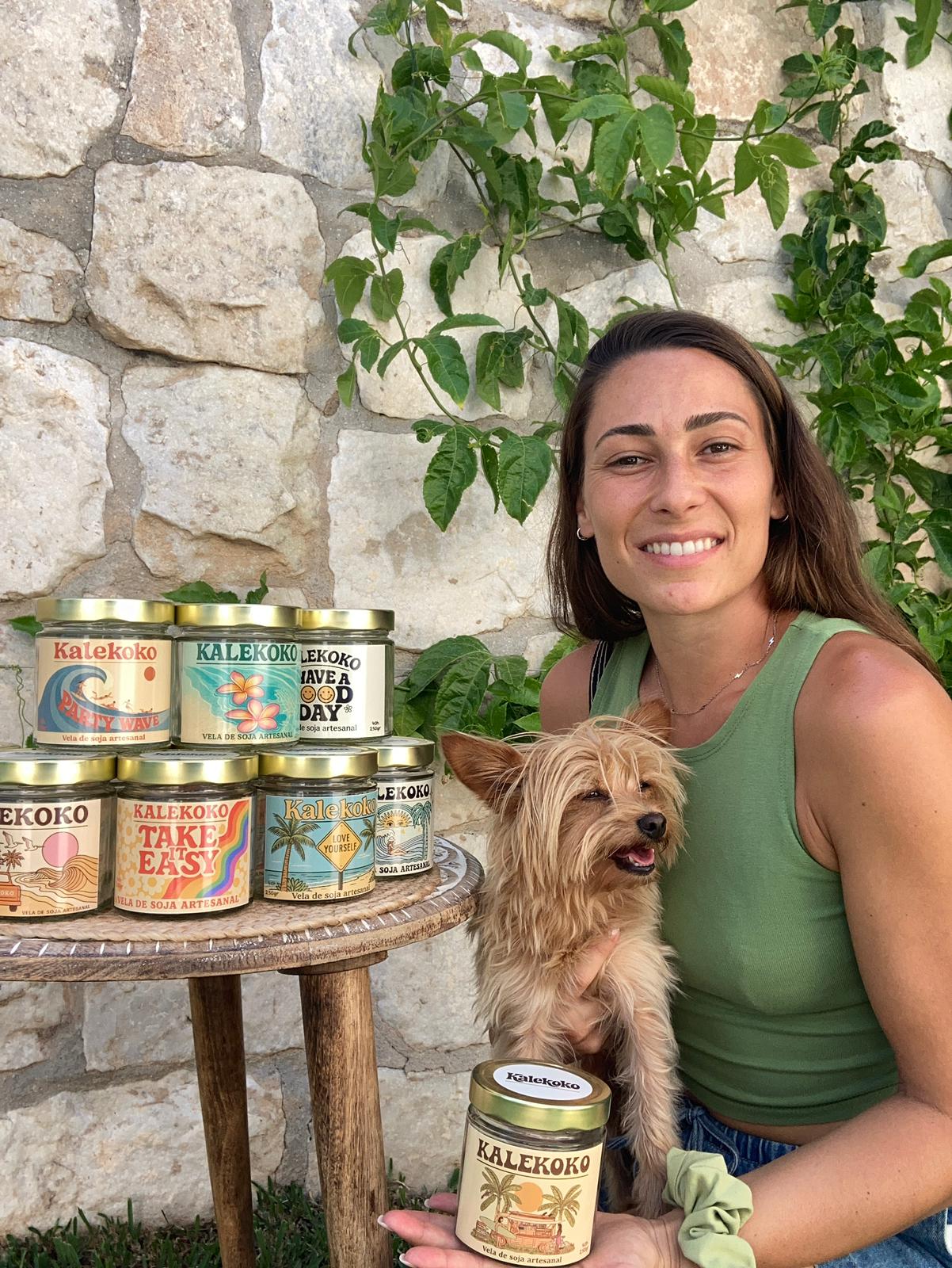 Aitana López, fundadora de Kalekoko, junto a velas artesanales de soja