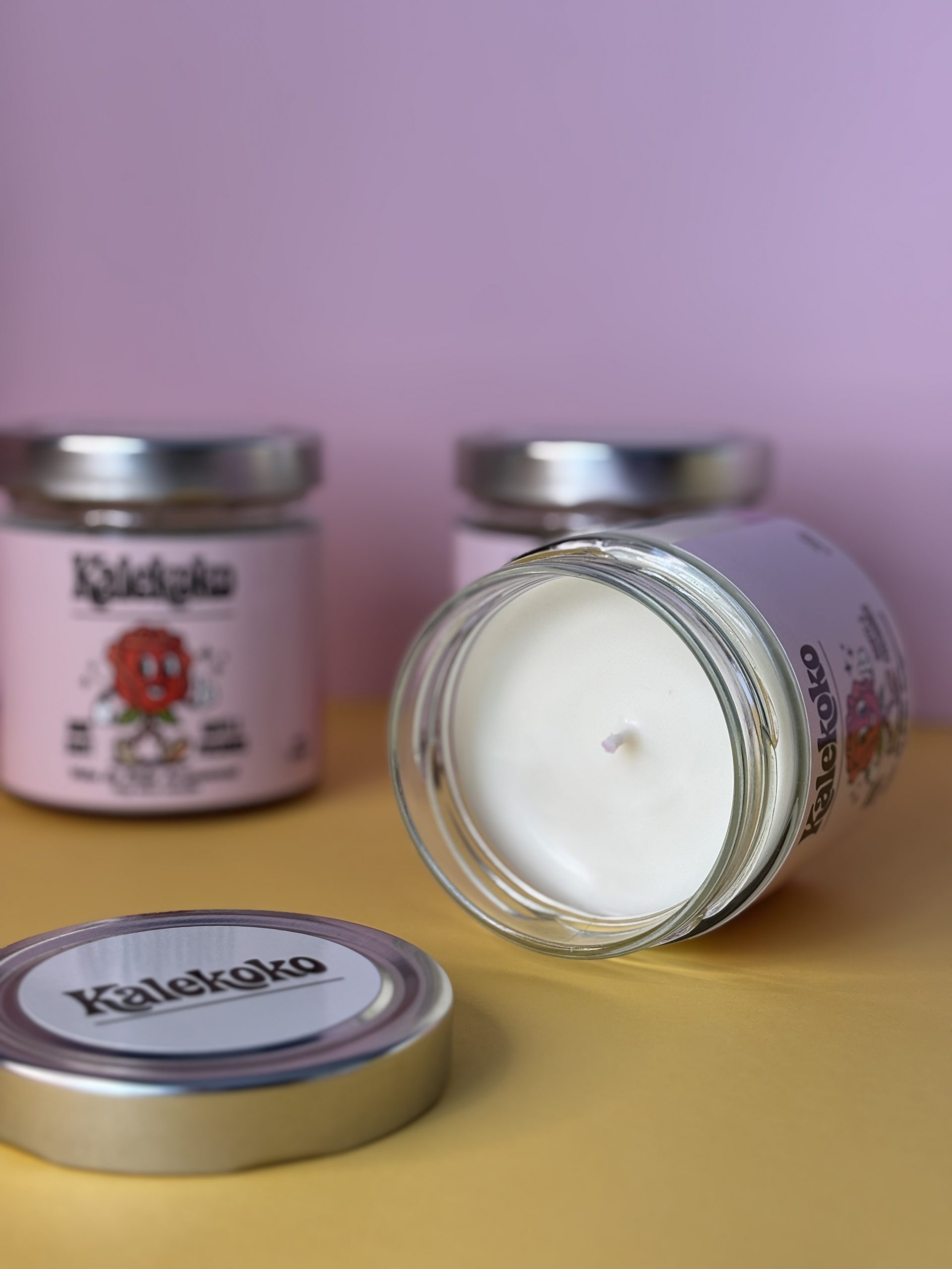 Vela violeta rosas o limón 250 gr cera de soja | Kalekoko Colors. - Imagen 3